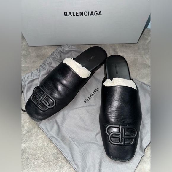 Balenciaga Cosy BB Flat Carrera Leather MulesBlackPre-ownedSize 7/37